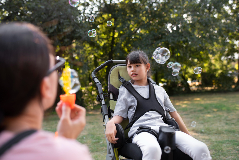 mdph photo d'une enfant handicapée dans une poussette adaptée jouant avec sa mère